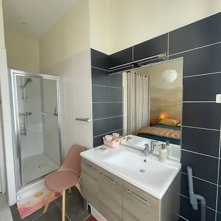 Emplacement Ideal Confort Et Tranquillite Lägenhet